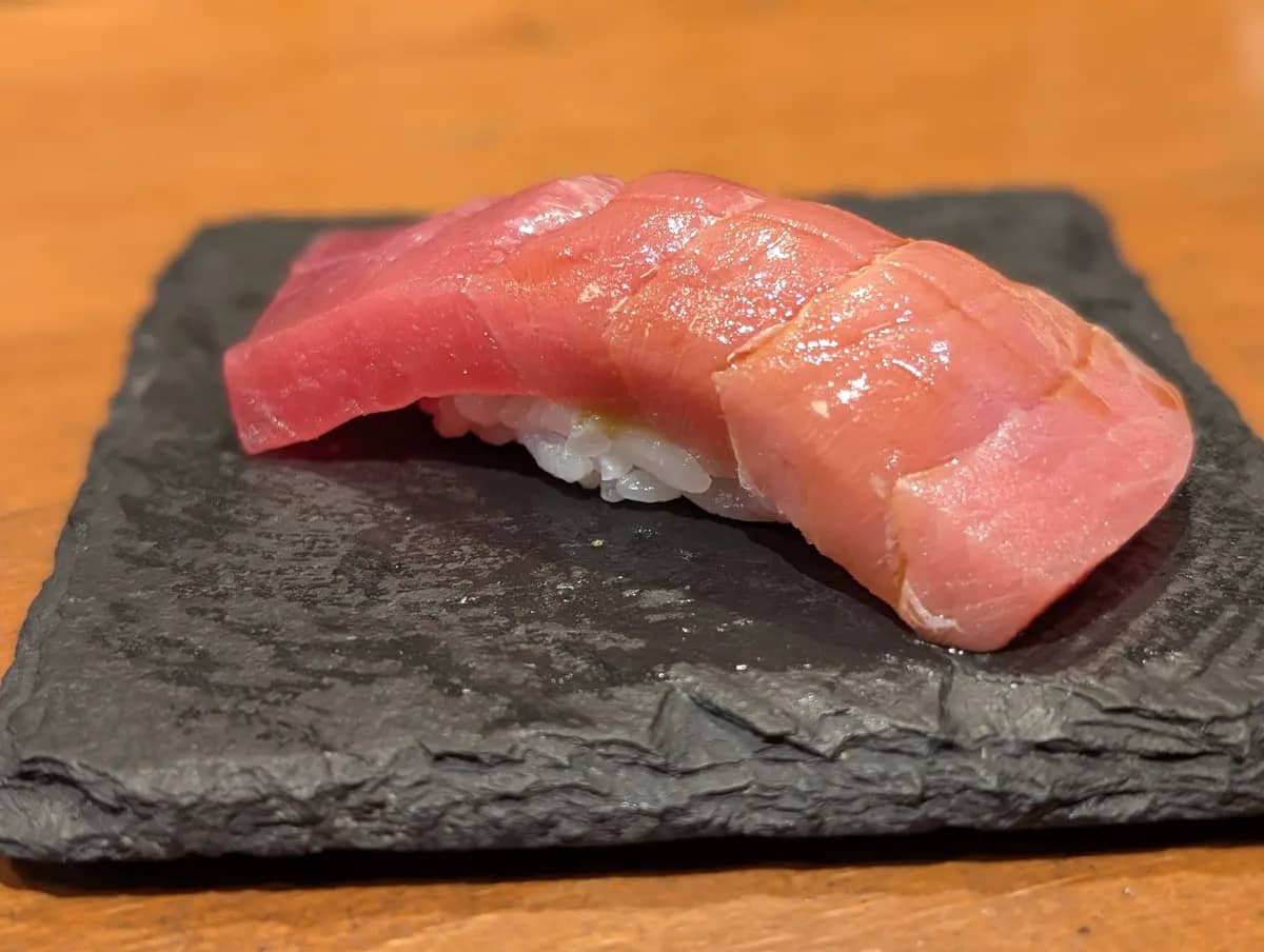 Chutoro (medium-fatty tuna) nigiri with rich marbling, a highlight of REONA's Edomae omakase course.