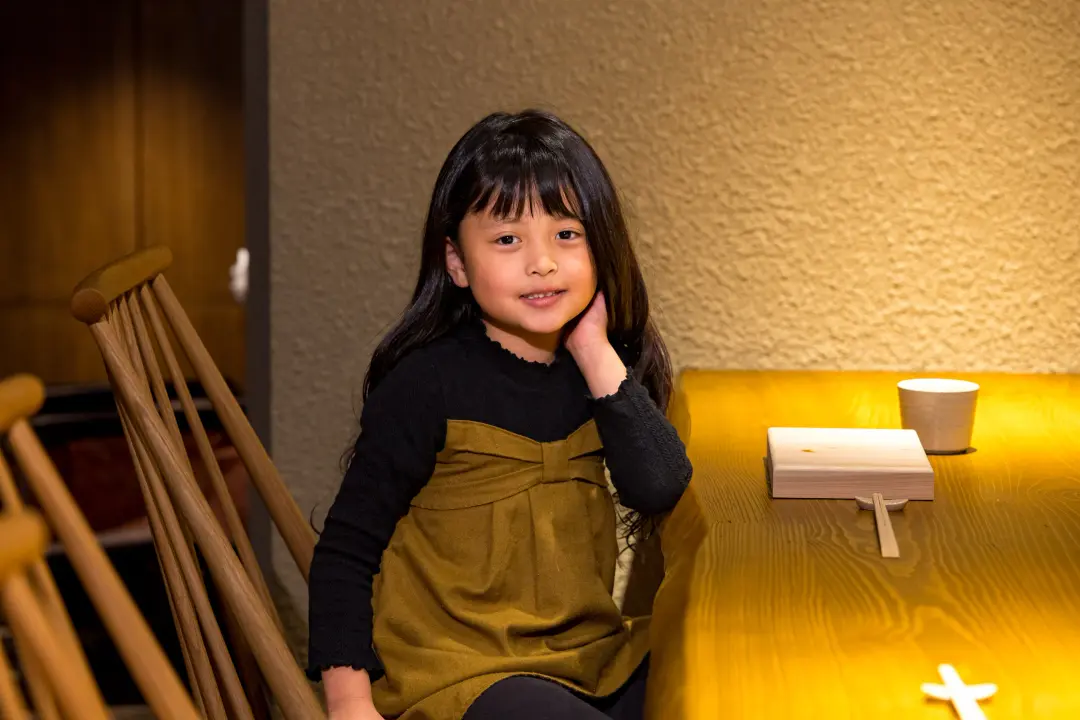 A rare kid-friendly authentic sushi counter in Tokyo featuring a dedicated kids' room for families at REONA.
