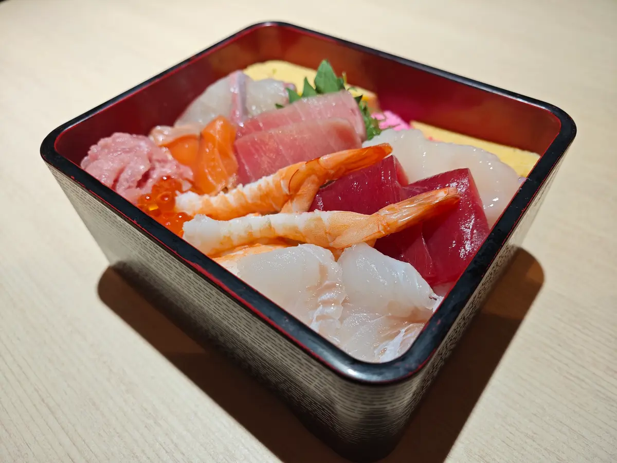Traditional chirashi sushi with raw fish served at REONA Sushi Tokyo