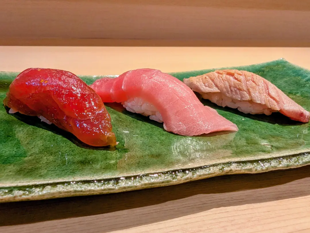 Edomae nigiri served at the counter of REONA Sushi Tokyo, prepared with no wheat used in the restaurant