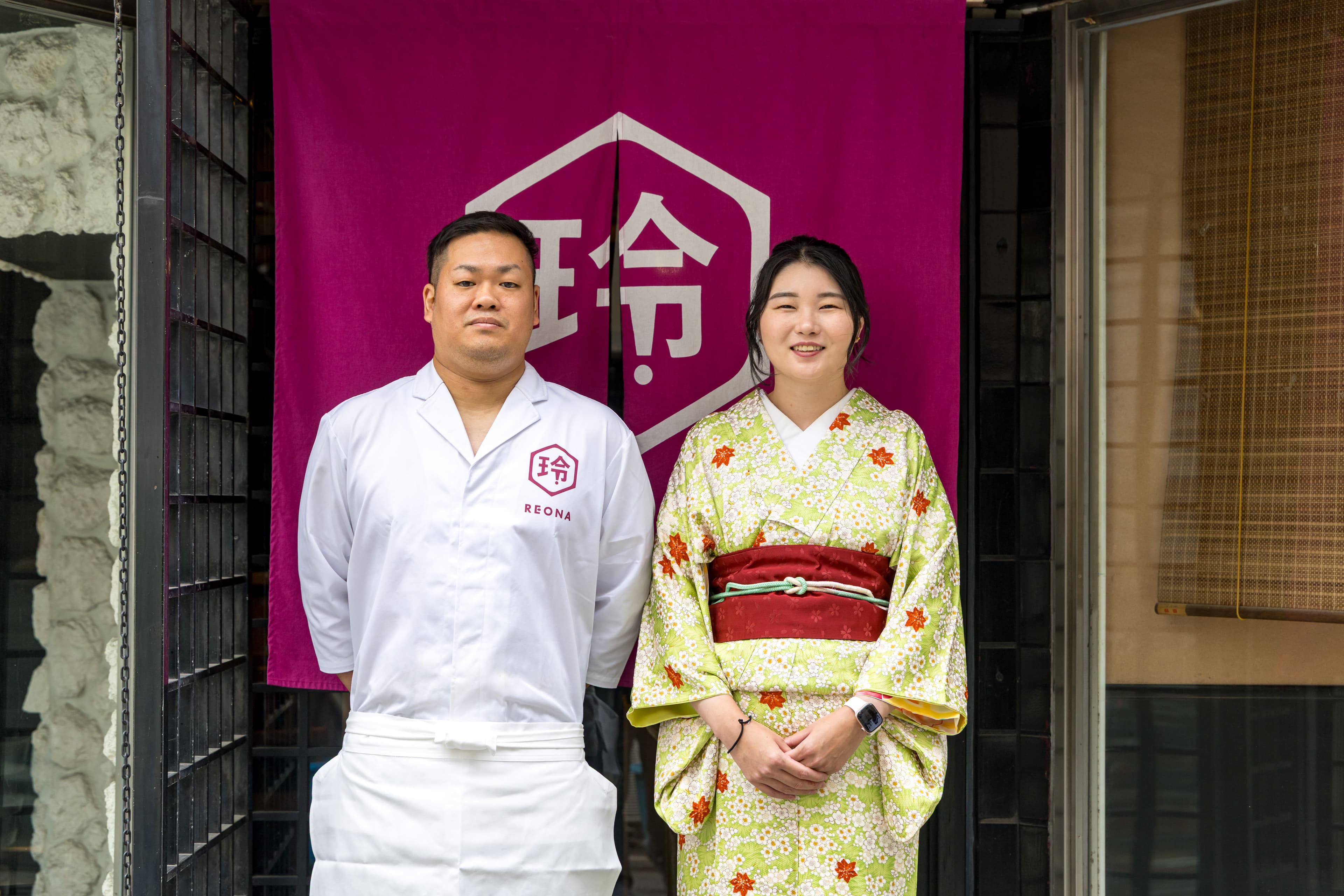 筒井さんと亀井が玄関で立ってる写真