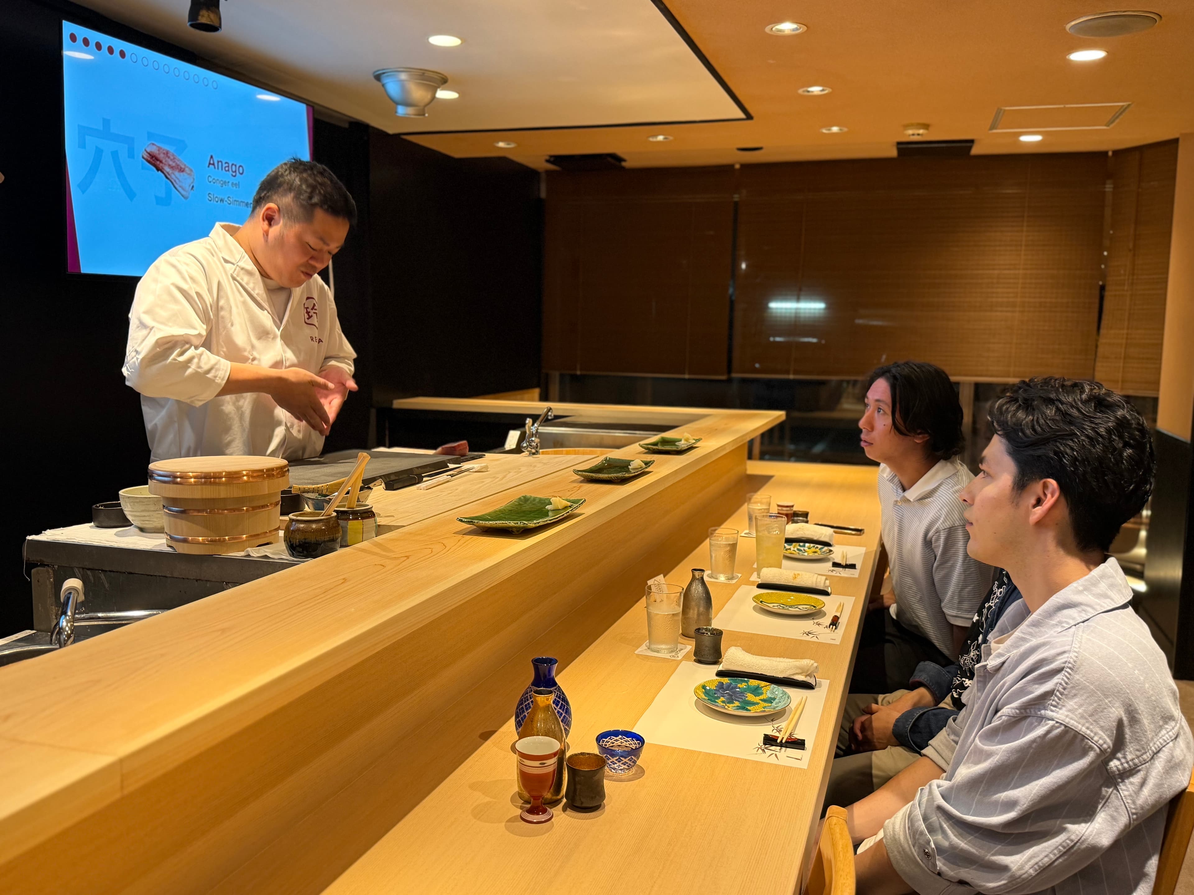 筒井さんが片刃の説明しているところ