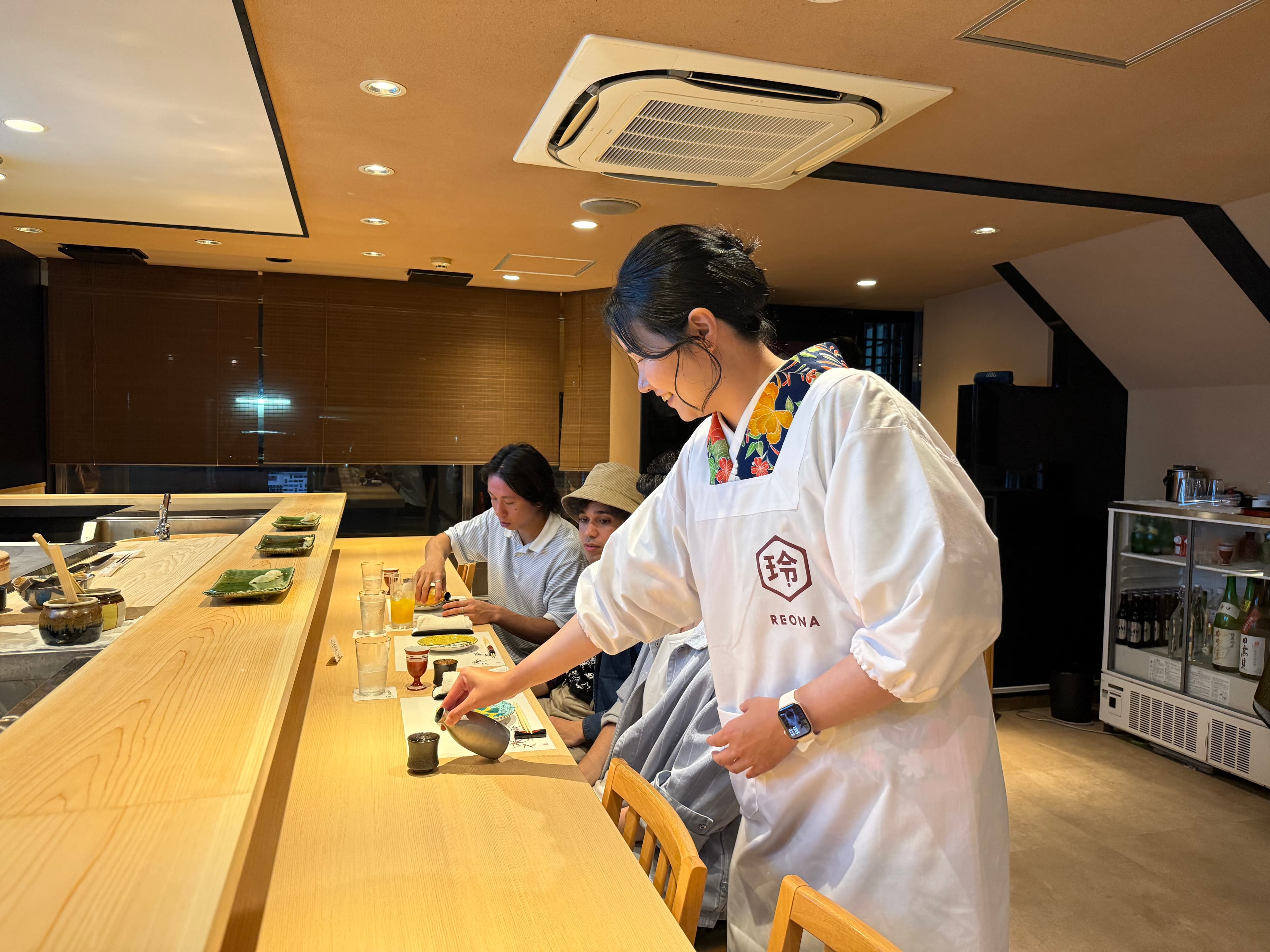 亀井が日本酒出しているところ
